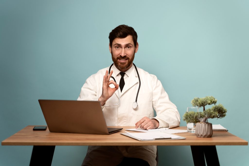 waist up portrait view of the happy doctor smiling QUD6FYU 1